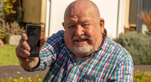 Receiving a smartphone saves John from a lonely lockdown